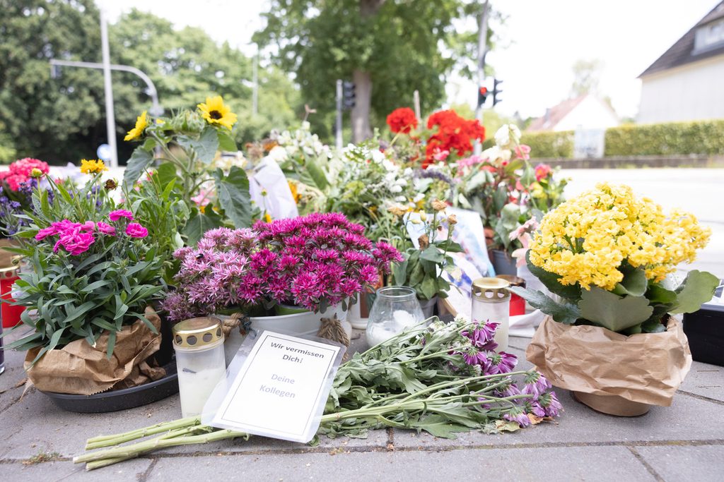 Freunde und Bekannte haben Blumen und Kerzen in Gedenken an die verstorbene Radfahrerin auf die Straße gelegt.