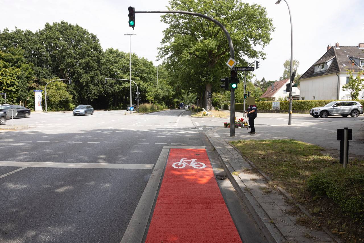 Nur ein Teil des Radstreifens am Goldröschenweg in Hamburg-Poppenbüttel ist rot angestrichen.