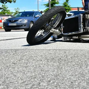 Der Motorradfahrer wurde bei dem Crash schwer verletzt.