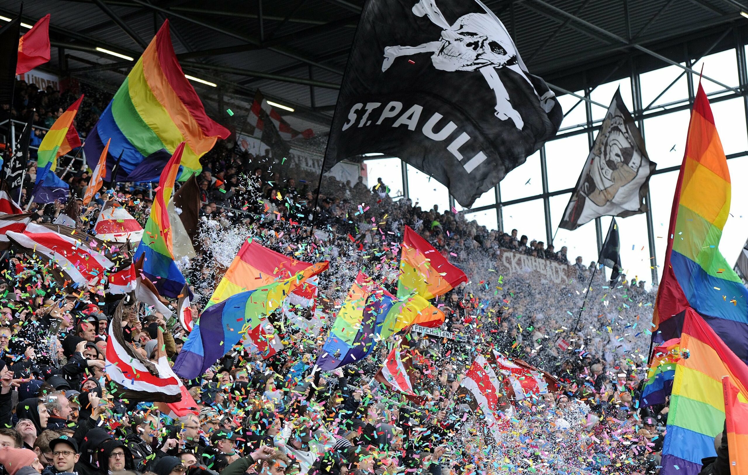 Die Regenbogenflagge flattert oft und gern am Millerntor.