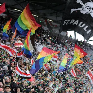 Die Regenbogenflagge flattert oft und gern am Millerntor.