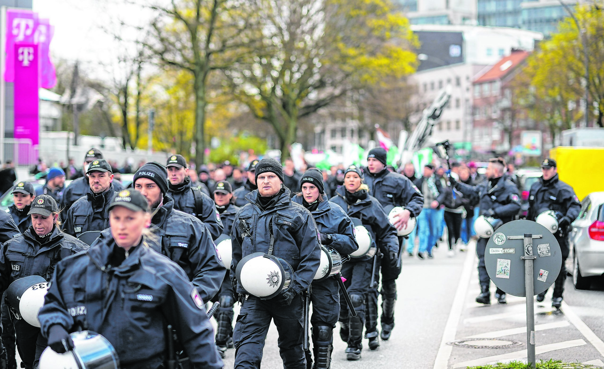 Die Braun-Weiße Hilfe, eine Rechtshilfeprojekt der Fanszene des FC St. Pauli, wirft der Hamburger Polizei vor, neuerdings bei den Heimspielen, „das stets friedliche, gemeinsame Spazieren zum Stadion (…) aggressiv zu unterbinden.“