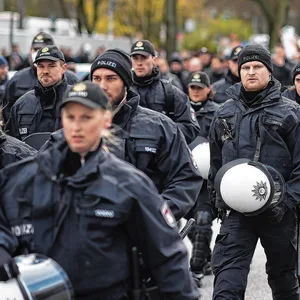 Die Braun-Weiße Hilfe, eine Rechtshilfeprojekt der Fanszene des FC St. Pauli, wirft der Hamburger Polizei vor, neuerdings bei den Heimspielen, „das stets friedliche, gemeinsame Spazieren zum Stadion (…) aggressiv zu unterbinden.“