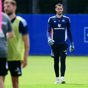 Marko Johansson (r.) hält sich beim HSV abseits des Geschehens fit.