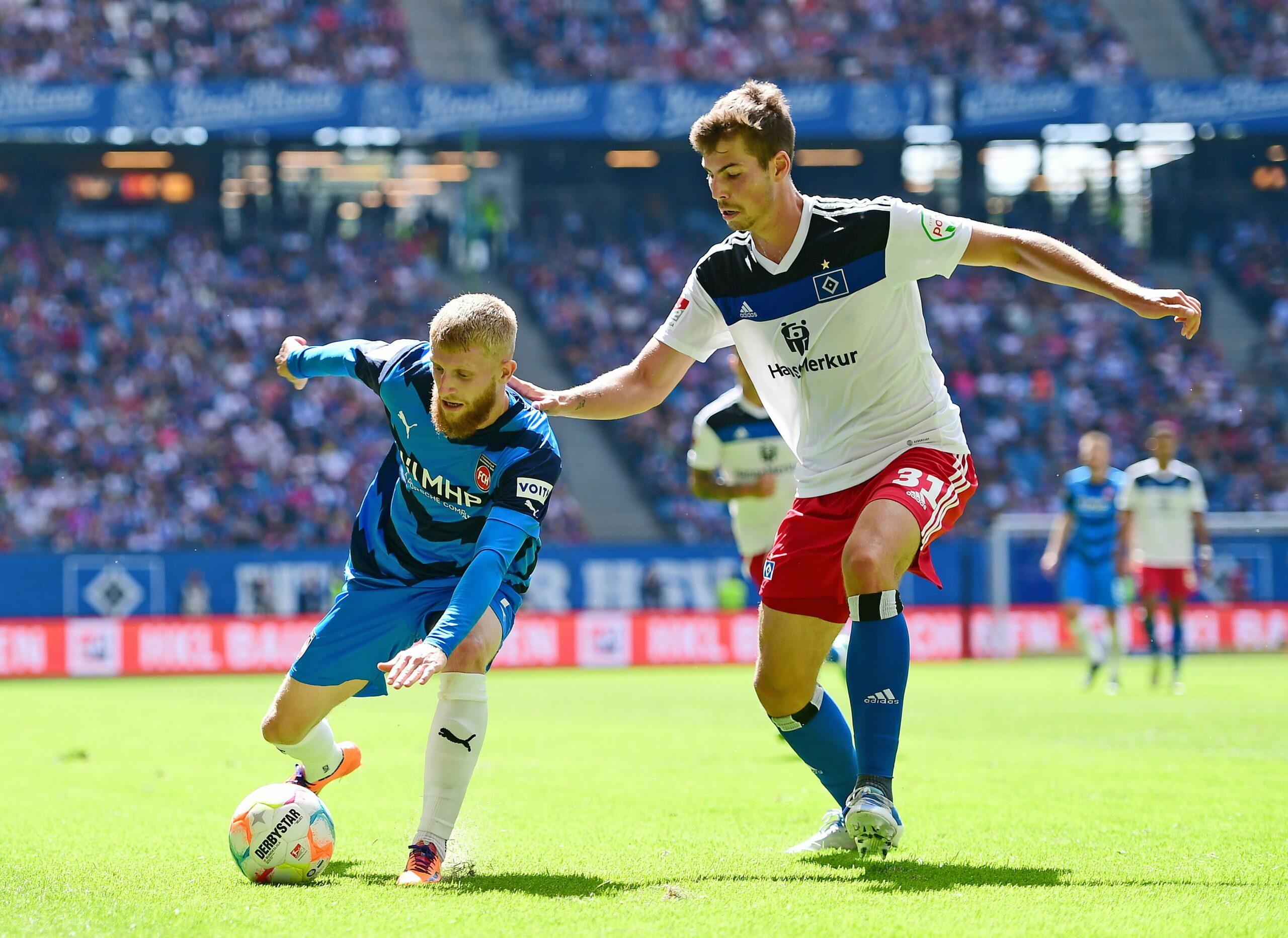 Maximilian Rohr (r./gegen Jan-Niklas Beste) stand gegen Heidenheim in der HSV-Startelf.