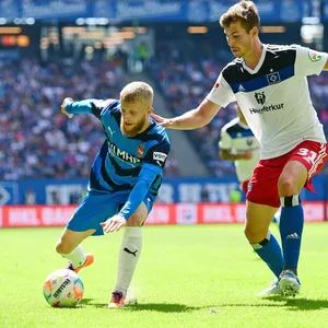 Maximilian Rohr (r./gegen Jan-Niklas Beste) stand gegen Heidenheim in der HSV-Startelf.