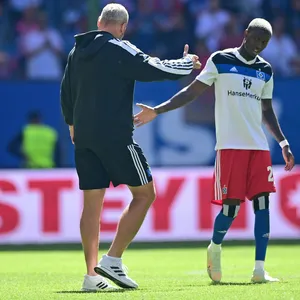 HSV-Trainer Tim Walter war zufrieden mit der Leistung von Aaron Opoku (r.) gegen Heidenheim.