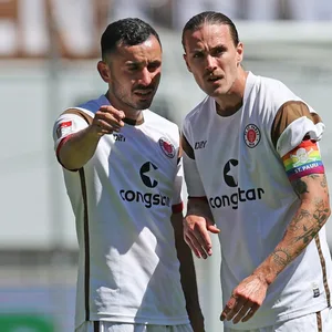 Jackson Irvine (r.) trägt oft die Kapitänsbinde des FC St. Pauli.