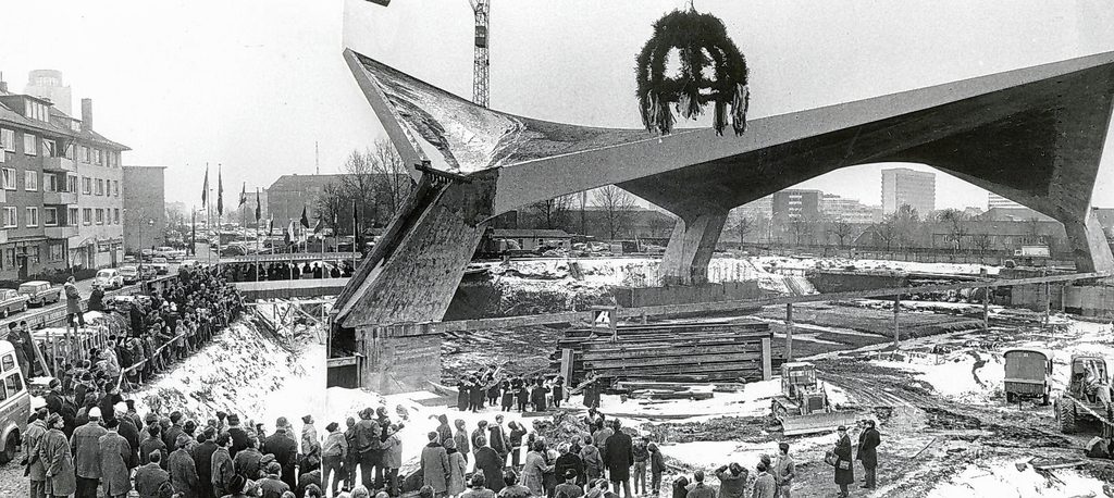 Das Dach der Alsterschwimmhalle, hier beim Richtfest, hat echten Wiedererkennungswert.