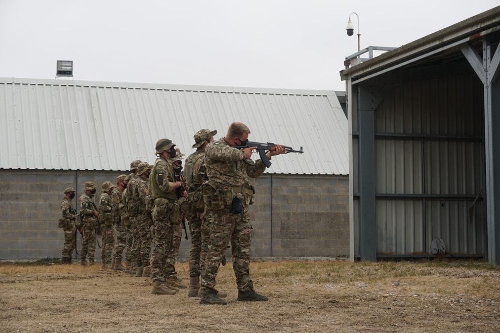 Britisches Militär bildet Ukrainer an der Waffe aus.