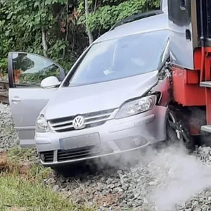 Ein Auto ist im Harz an einem unbeschrankten Bahnübergang von einem Zug erfasst worden.