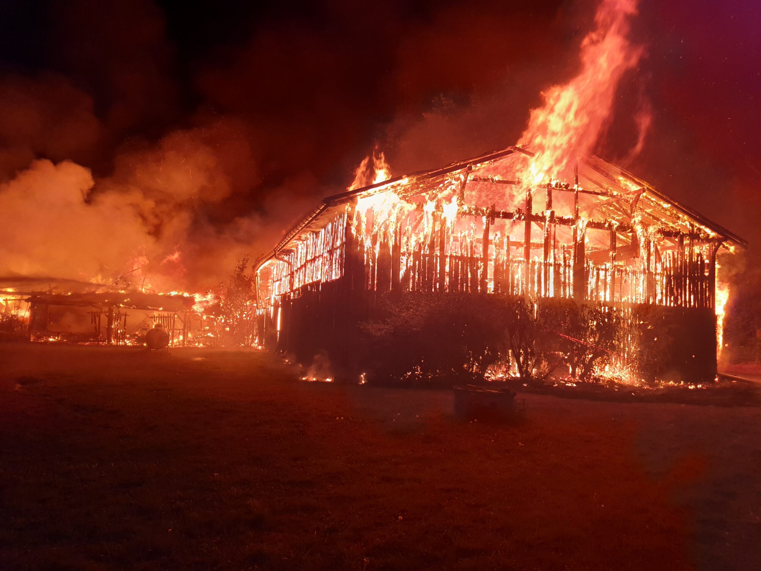 Neben der 100 Meter breiten und 150 Meter langen Halle in Bergen gerieten auch weitere Gebäude in Brand.