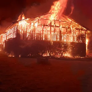 Neben der 100 Meter breiten und 150 Meter langen Halle in Bergen gerieten auch weitere Gebäude in Brand.