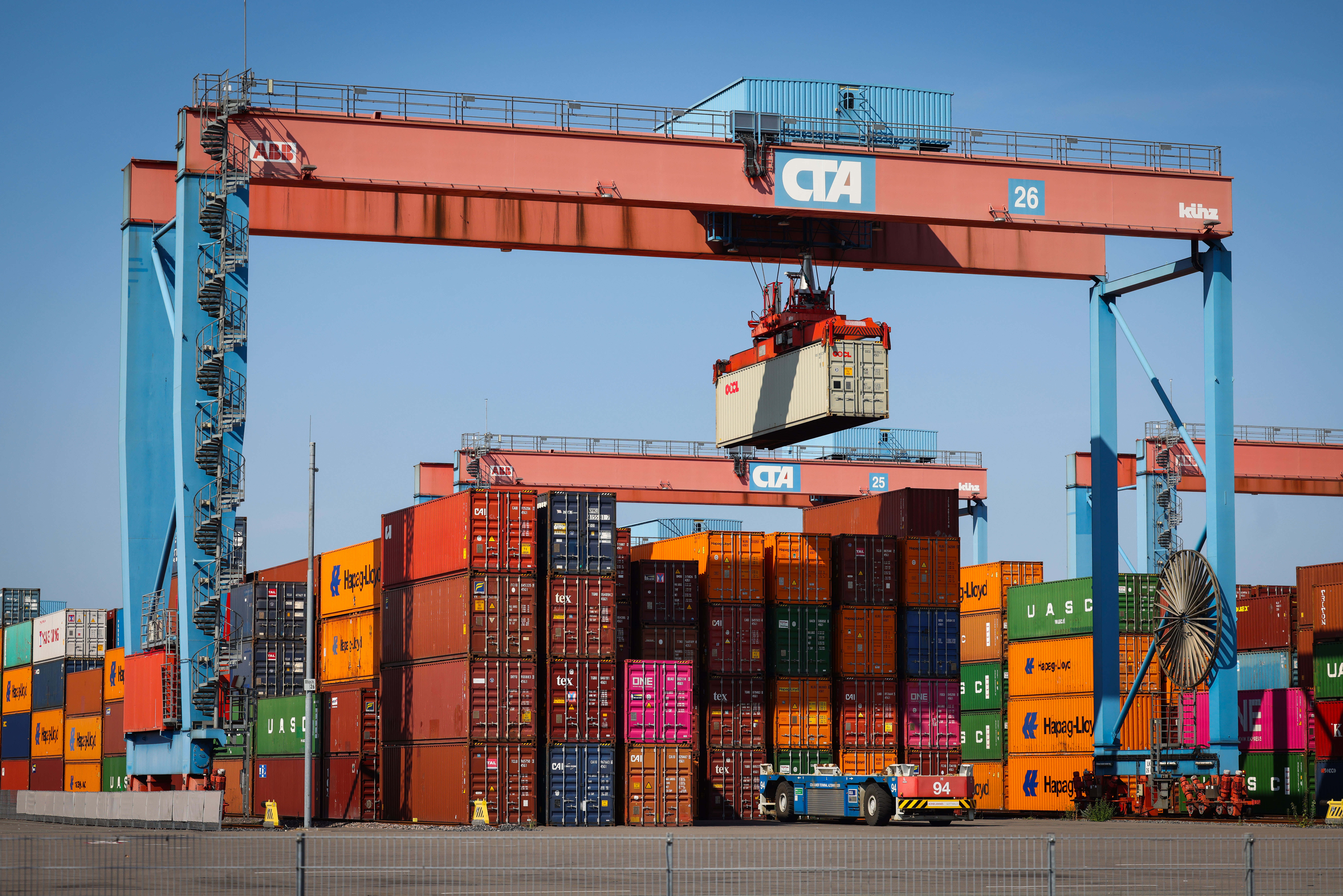 Ein automatischer Containertransporter (AGV) wird auf dem Gelände des Containerterminal Altenwerder (CTA) beladen.