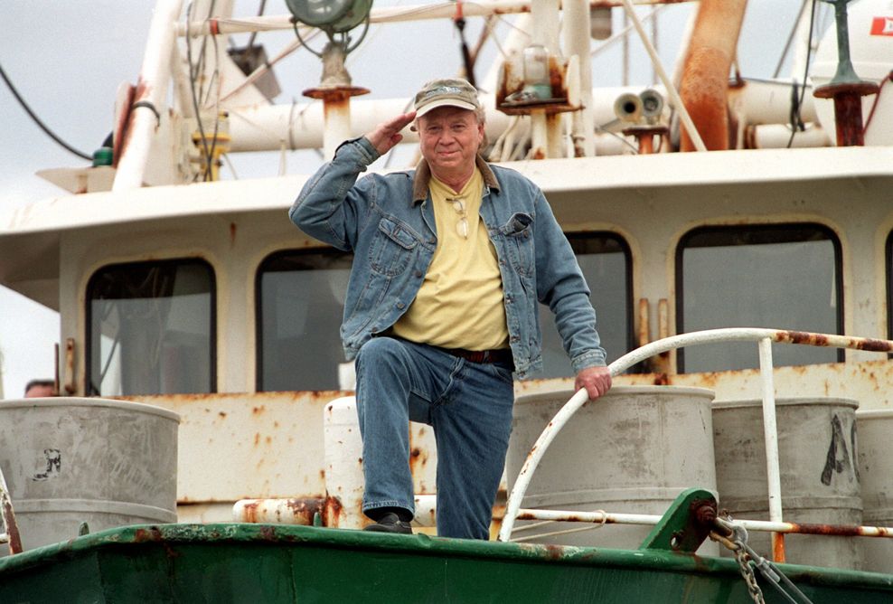 Wolfgang Petersen salutiert im Hamburger Hafen 