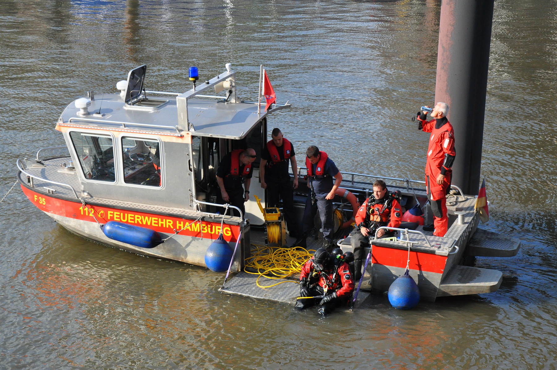 Taucher suchen in der Elbe nach dem Vermissten.