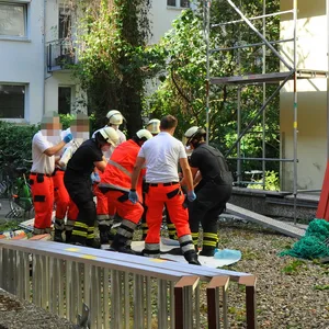 Der vom Gerüst gestürzte Arbeiter wird von Rettungskräften versorgt.
