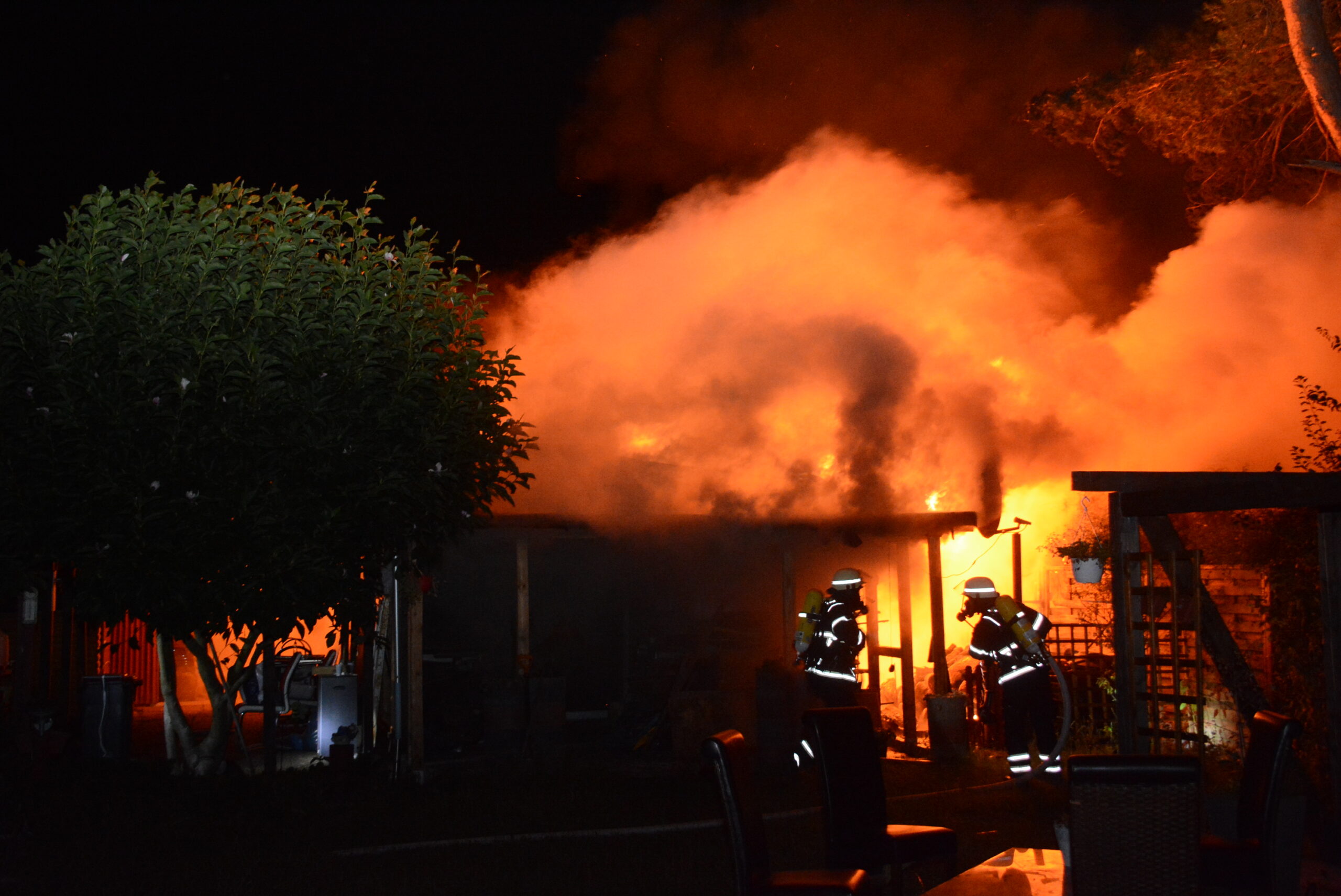 Eine Gartenlaube in einem Billstedter Kleingartenverein brannte lichterloh.