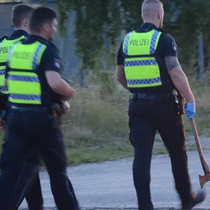 Am Sonntag sind vier Menschen mit einer Axt und Stöckern aufeinander losgegangen.