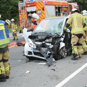 Rettungskräfte bei einem der Smarts. Beide Fahrer wurden verletzt.