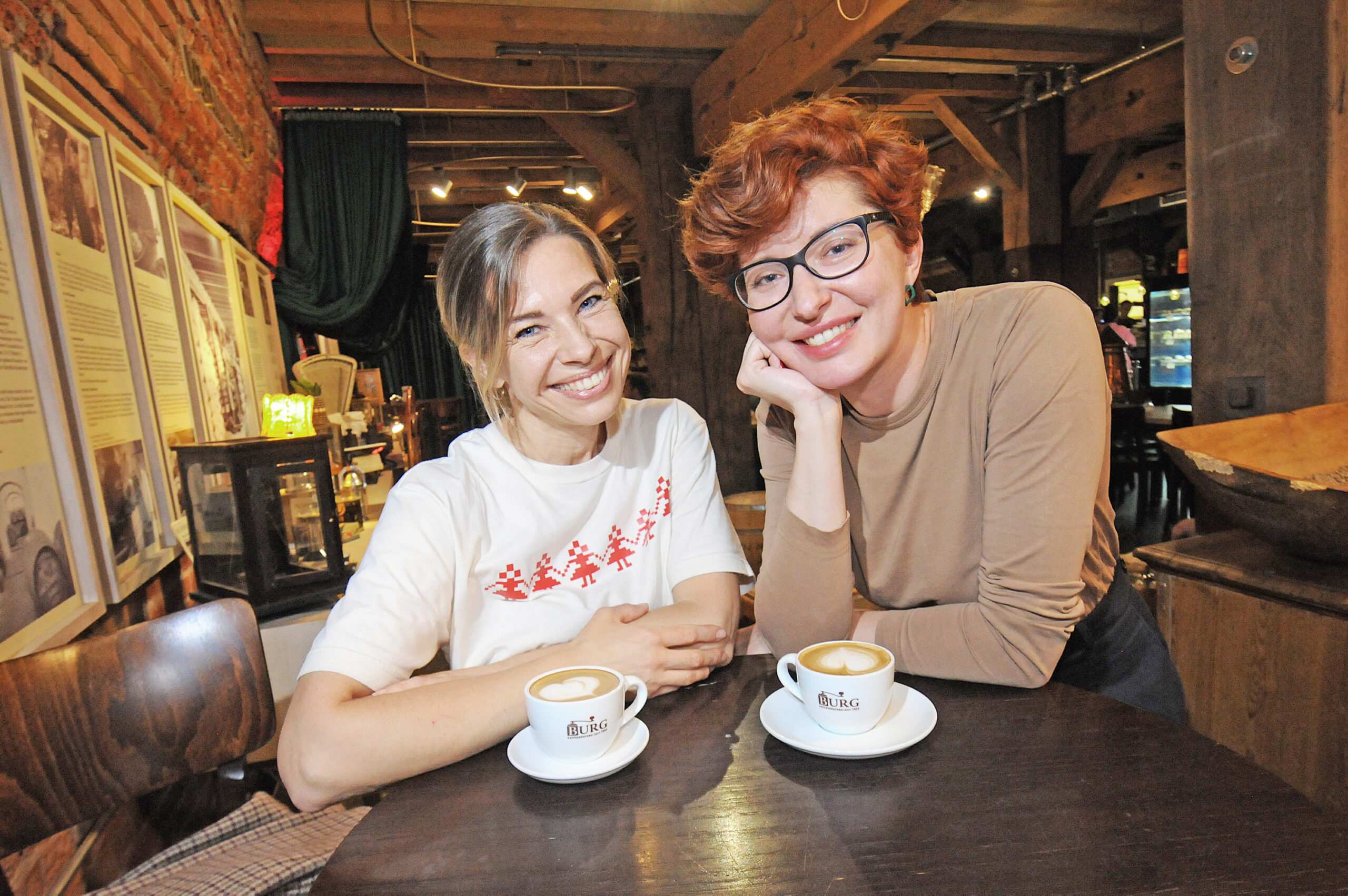 Liya Smekun (r.) mit der Ukrainerin Yuliya Koltunova-Kapinos (43, l.), die jetzt an der Kaffeebar im Kaffeemuseum in der Speicherstadt arbeitet.