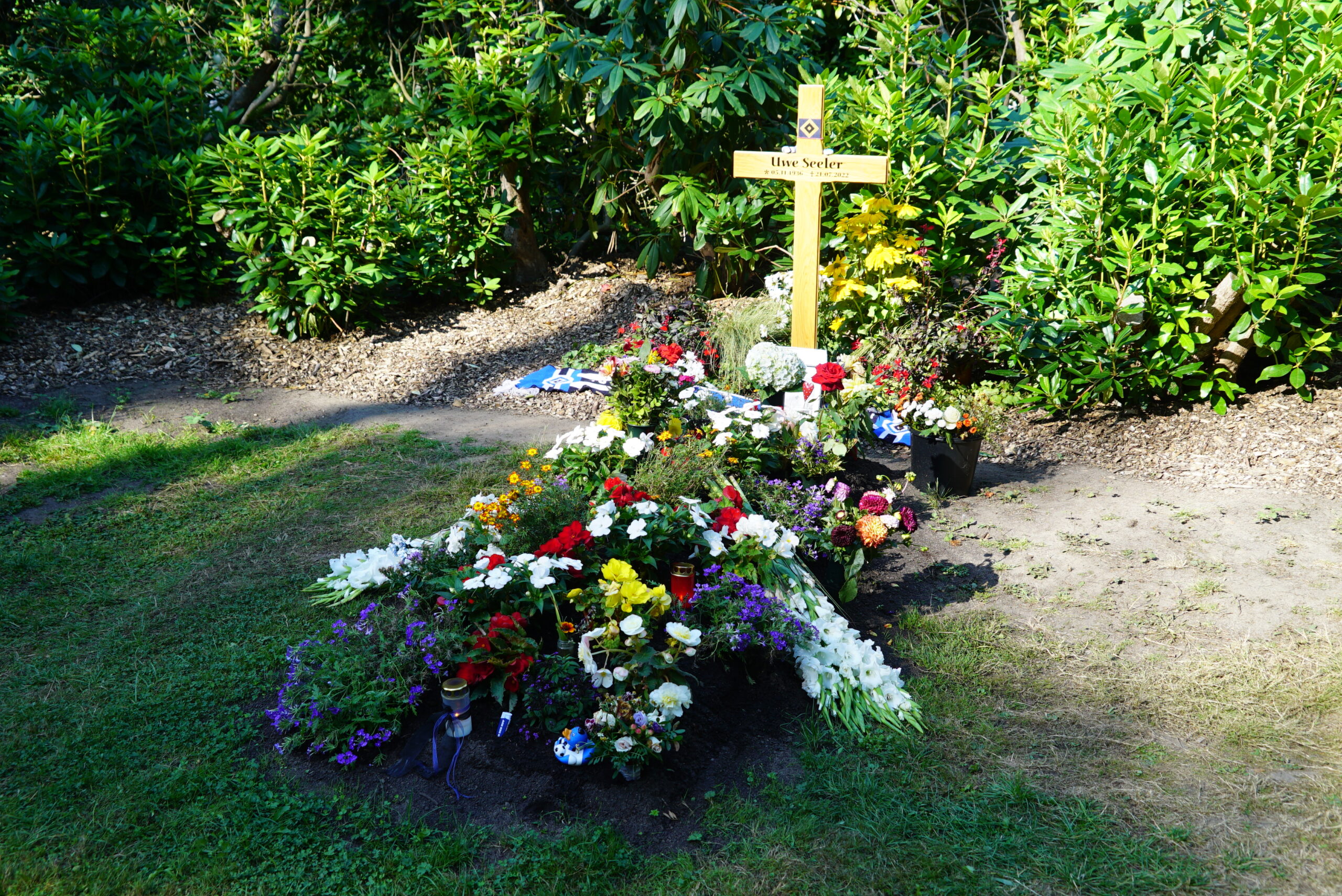 Weiterhin pilgern viele Fans zum Grab von Uwe Seeler in Ohlsdorf.