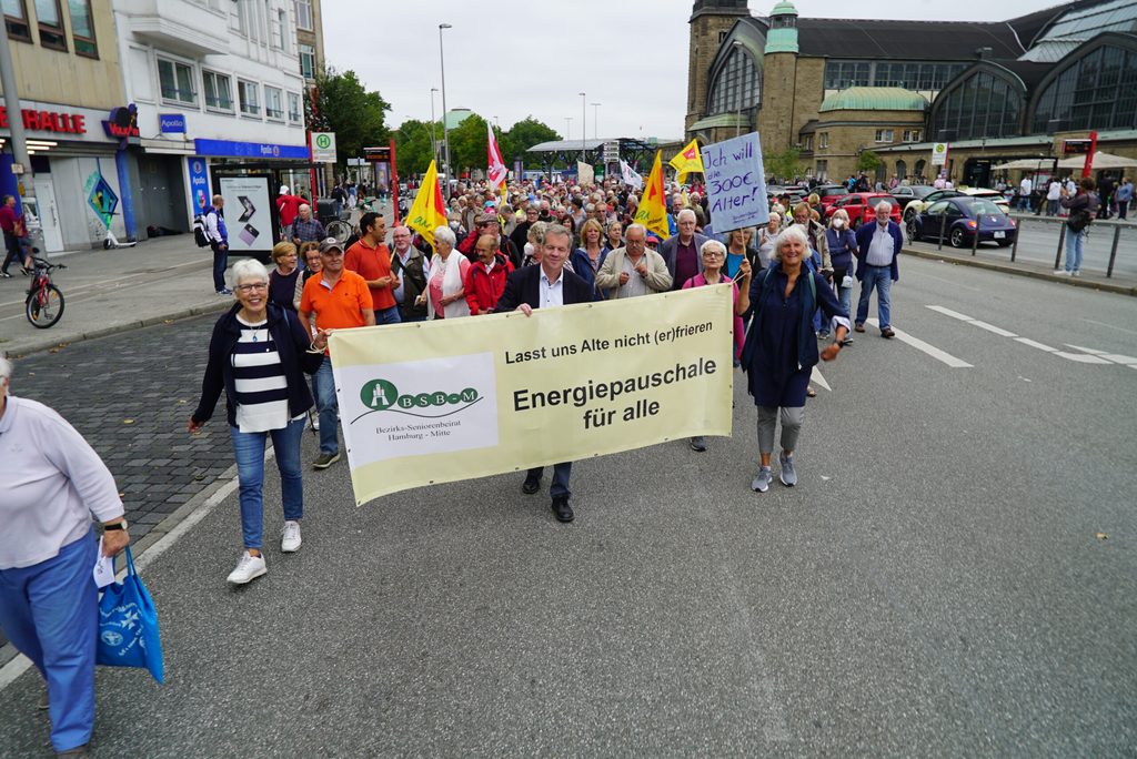 Eine Gruppe von Menschen mit Protestschildern vor dem Hamburger Hauptbahnhof.