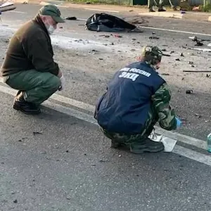 Polizisten untersuchen den Ort der Autoexplosion nahe Moskau (Standbild aus einem Video der russischen Ermittlungsbehörden).