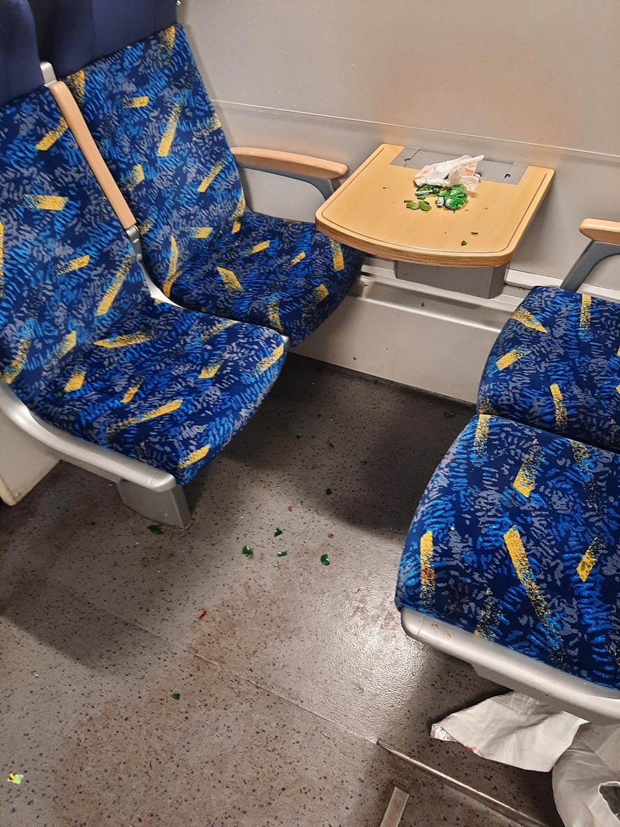 Eine Familie wurde im Zug am Hauptbahnhof Hannover von Männer mit Glasflaschen attackiert.
