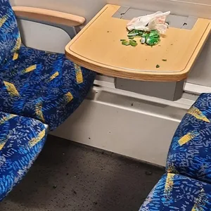 Eine Familie wurde im Zug am Hauptbahnhof Hannover von Männer mit Glasflaschen attackiert.