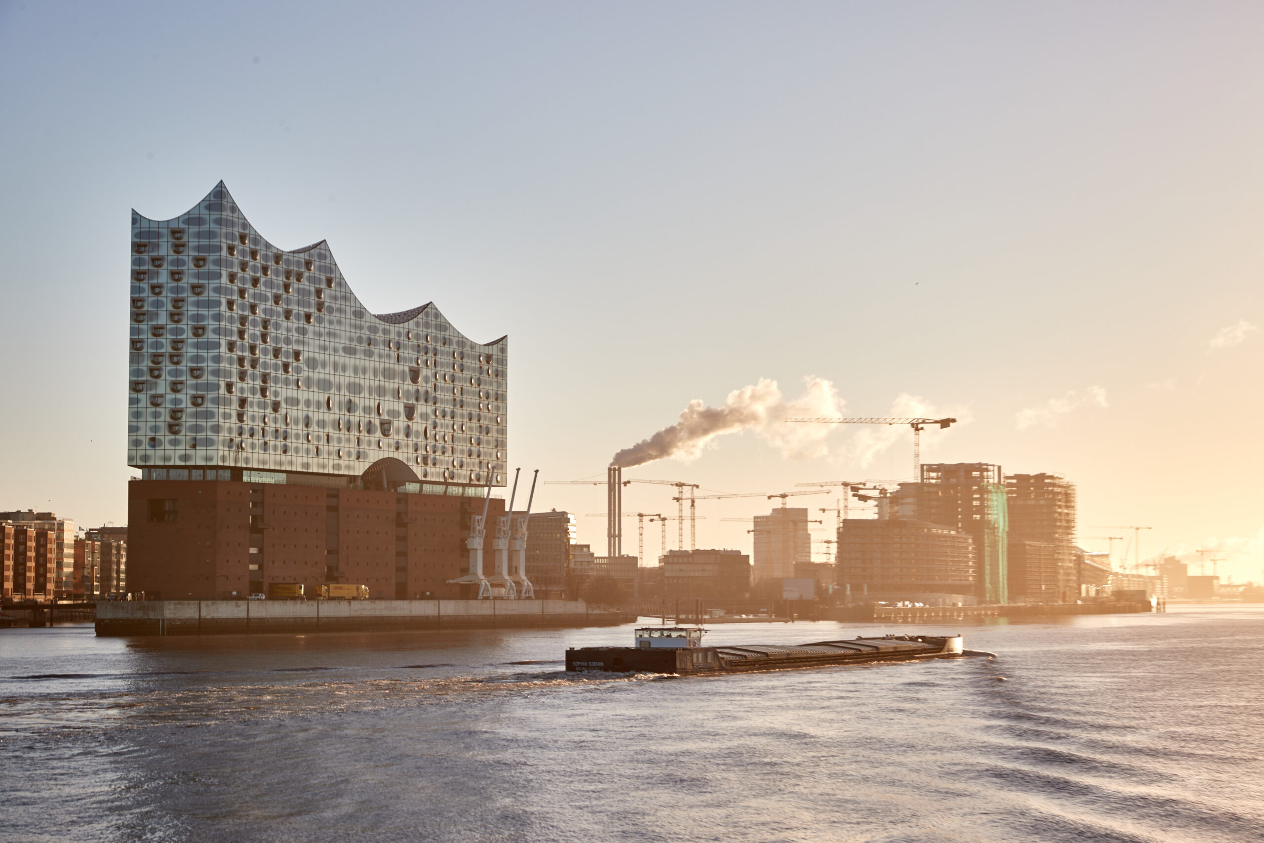 Ganz in der Nähe der Elbphilharmonie ist der Leichnam gefunden worden. (Archivbild)