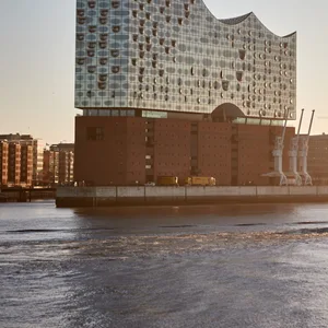 Ganz in der Nähe der Elbphilharmonie ist der Leichnam gefunden worden. (Archivbild)