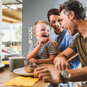 Familie beim Frühstück