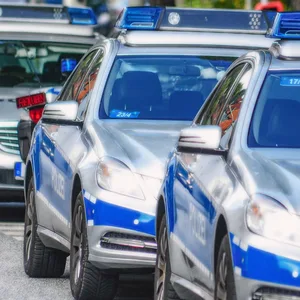 Mehrere Streifenwagen waren an der Verfolgung des Rasers beteiligt (Symbolfoto).