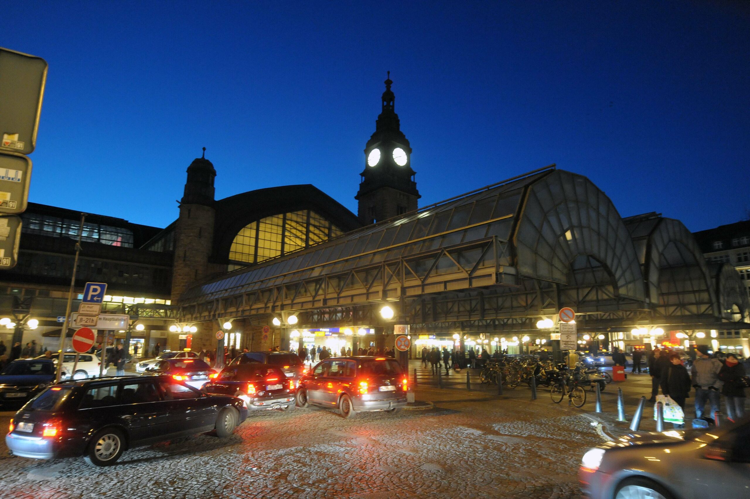 Binnen weniger Stunden: Männer zeigen Hitlergruß am Hauptbahnhof