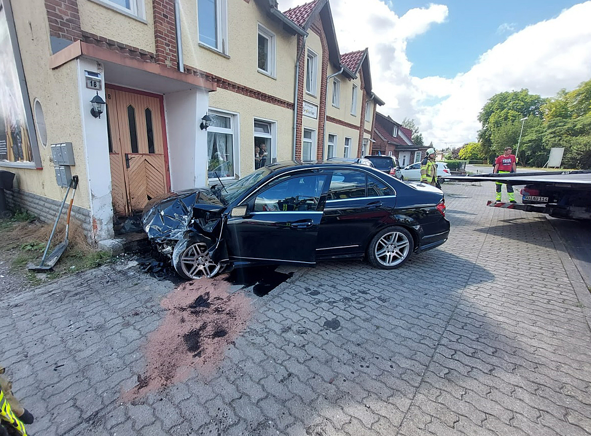 Betrunken und keinen Führerschein – Mann schrottet Mercedes im Kreis Rostock