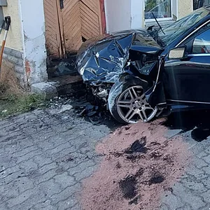 Betrunken und keinen Führerschein – Mann schrottet Mercedes im Kreis Rostock