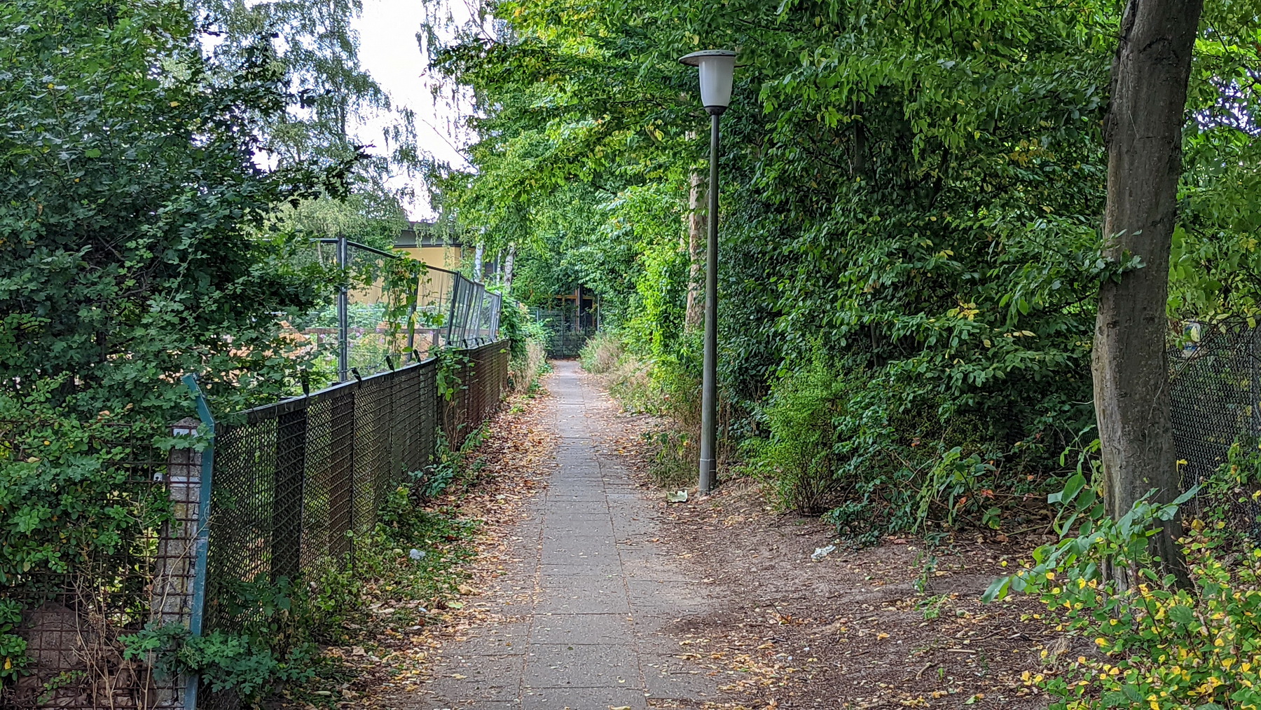 Ein schmaler Gang, der zwei Straßen in Hamburg miteinander verbindet.