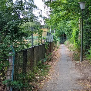 Ein schmaler Gang, der zwei Straßen in Hamburg miteinander verbindet.