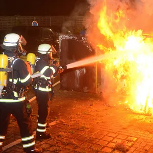 In Hamburg standen in der Nacht zum Donnerstag Spermüllcontainer in Flammen.