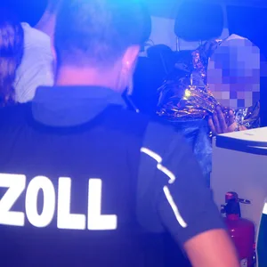 In der Nacht zum Donnerstag ist ein Mann vor der Polizei geflüchtet und in die Elbe gesprungen.