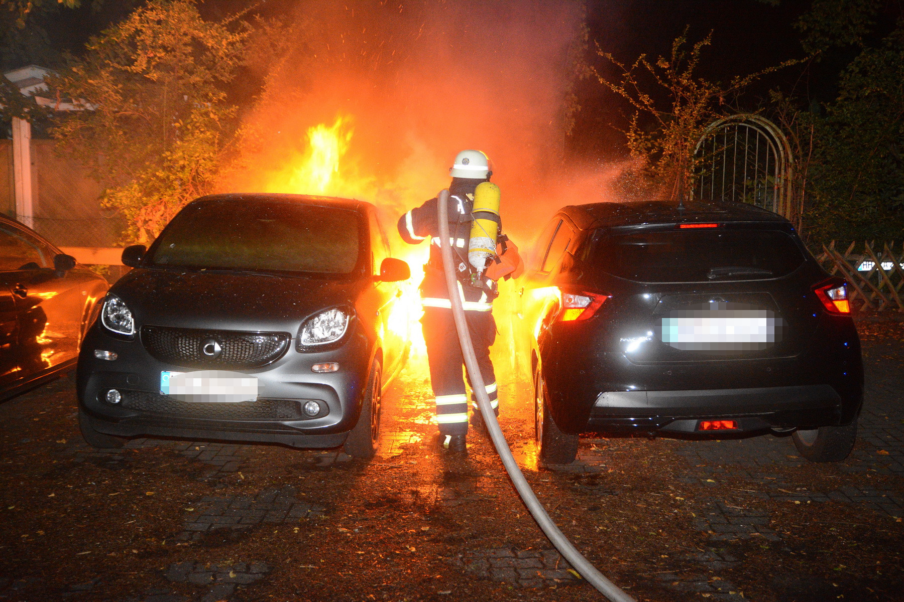 Feuerwehrleute löschten ein brennendes Auto auf einem Parkplatz in Tonndorf.