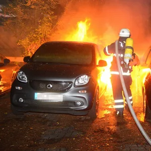 Feuerwehrleute löschten ein brennendes Auto auf einem Parkplatz in Tonndorf.