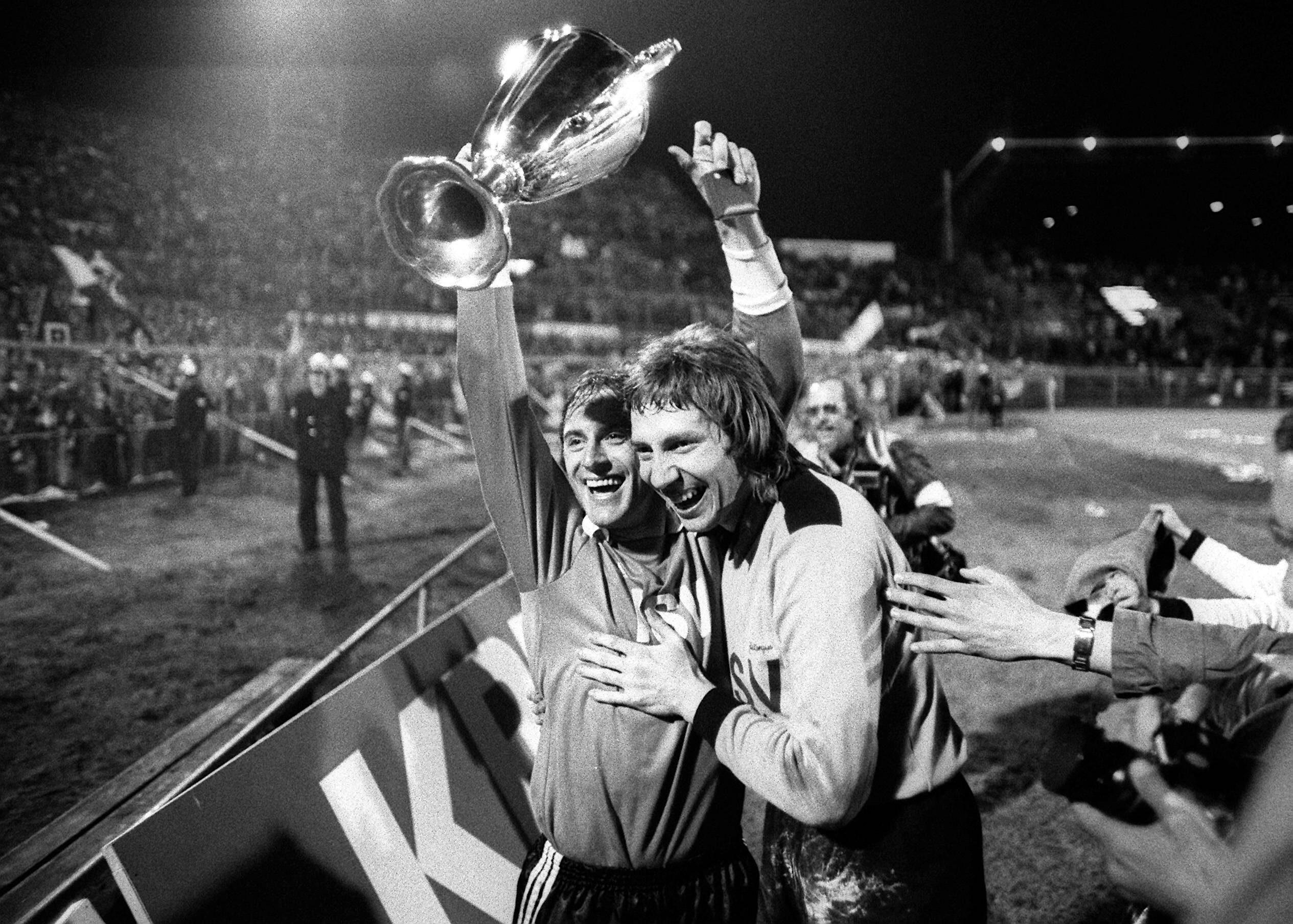 Lange her: Rudi Kargus (r.) gewann mit dem HSV 1977 den Europapokal der Pokalsieger.