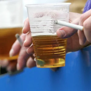 Eine Zigarette zum Stadionbier soll es bei Werder Bremen zukünftig nicht mehr geben.