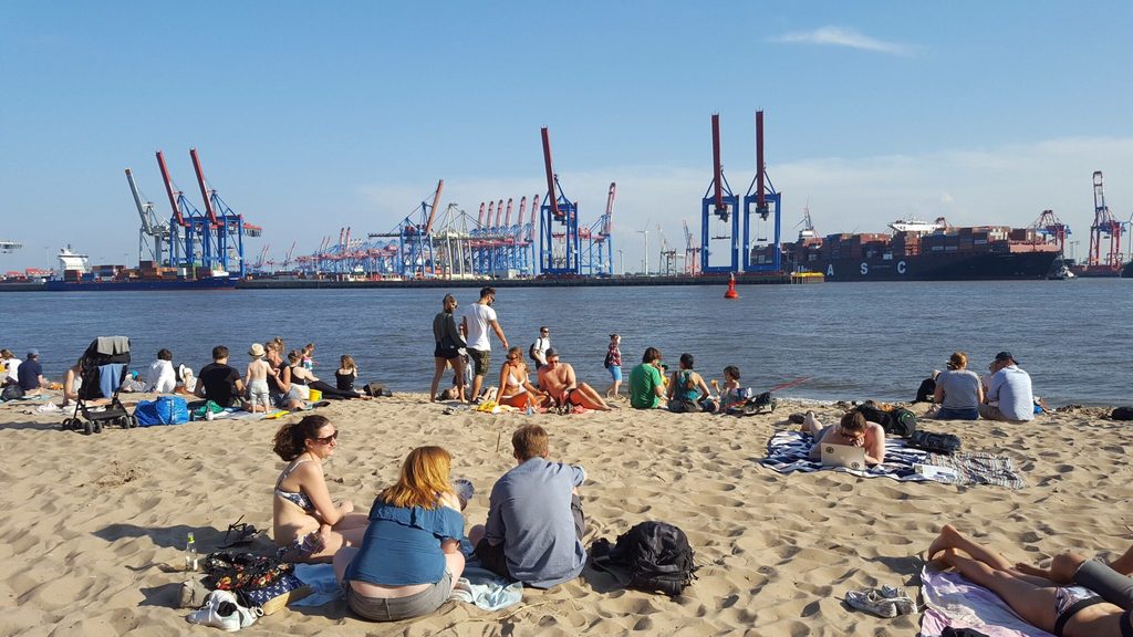 Menschen am Elbstrand.