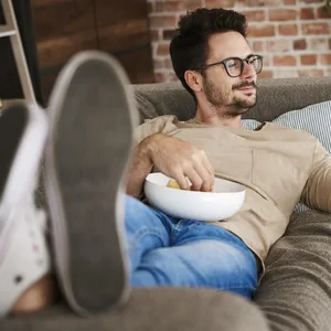 Feierabend, Füße hoch: Das ist nicht nur symbolisch wichtig, sondern auch für unsere Gesundheit!