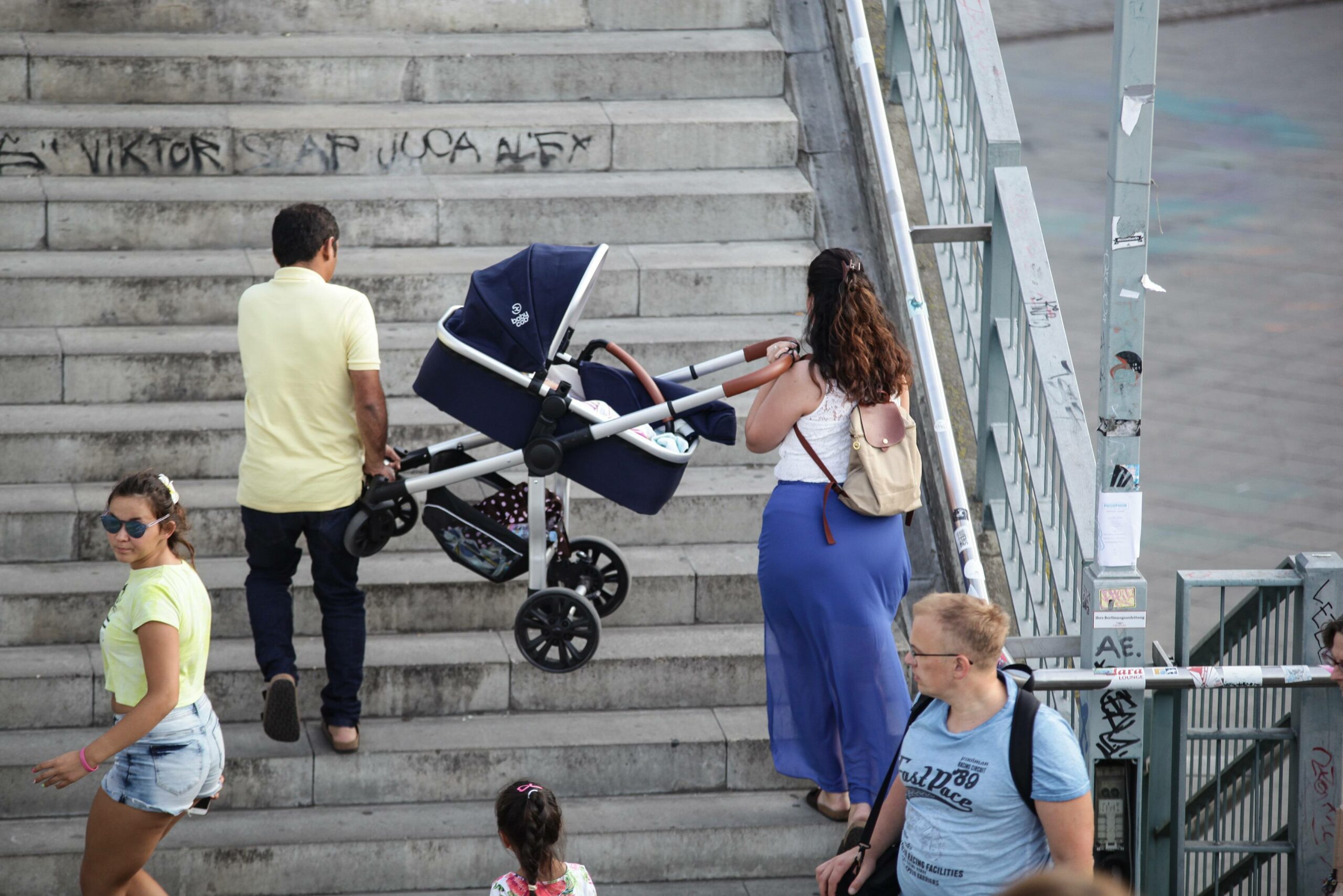 Wer mit Kinderwagen oder Rollstuhl unterwegs ist, ist oft mit Problemen konfrontiert, die andere gar nicht bemerken. (Symbolbild)