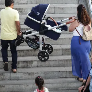 Wer mit Kinderwagen oder Rollstuhl unterwegs ist, ist oft mit Problemen konfrontiert, die andere gar nicht bemerken. (Symbolbild)