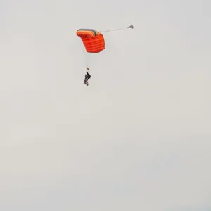 Fallschirmsprung (Symbolfoto)
